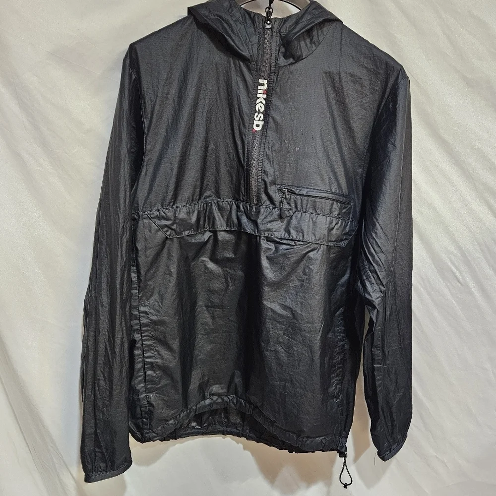 Nike SB Jacket Mens M Black Hooded Lightweight Windbreaker Packable Coat EUC